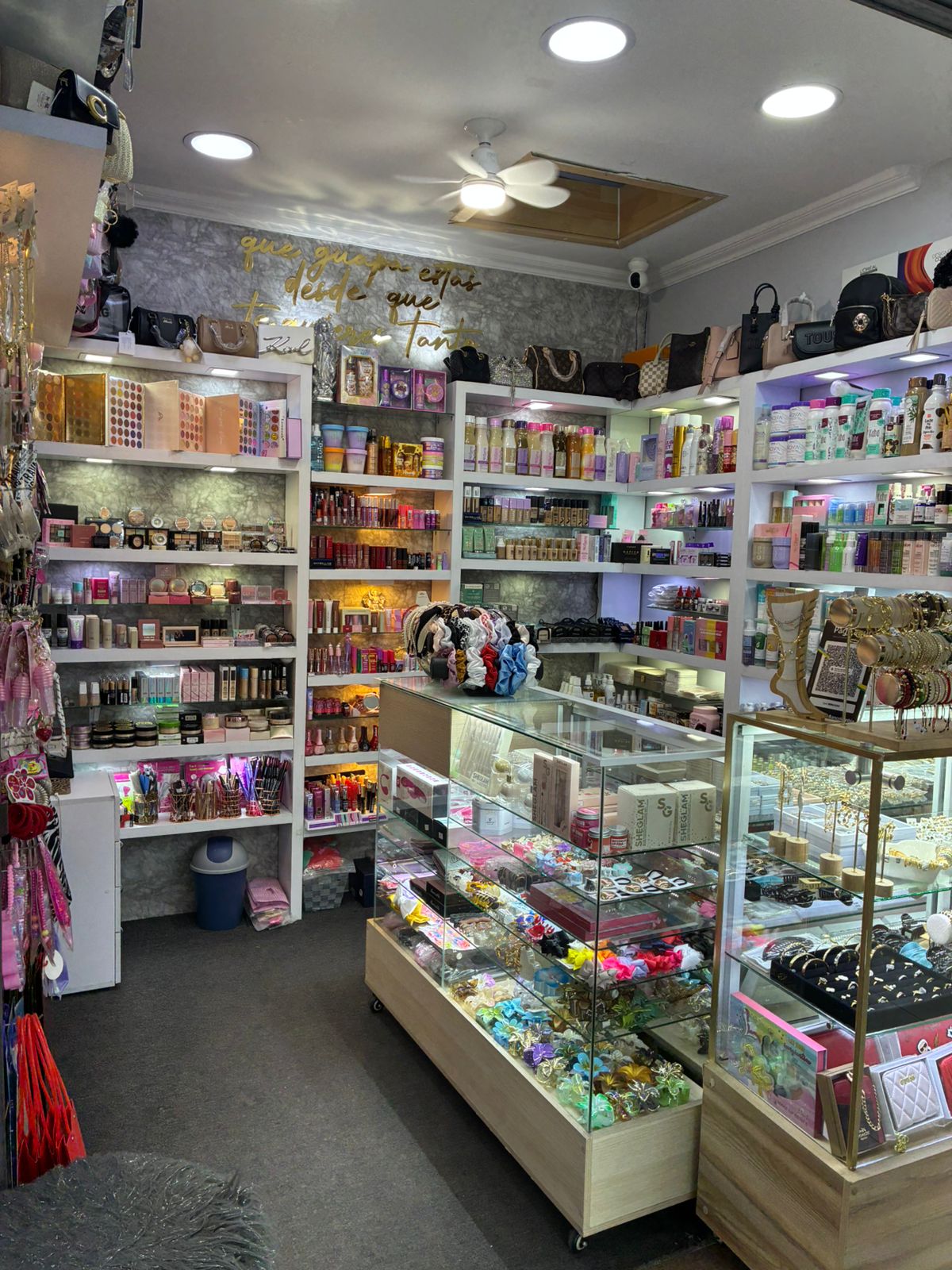 Interior de la tienda Décame Cosméticos